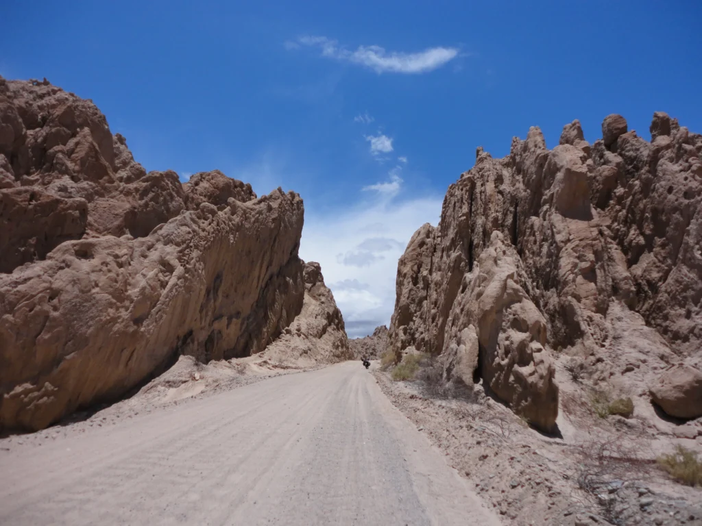 Quebrada de las Flechas: el curioso paisaje salteño con rocas que parecen lanzas gigantes