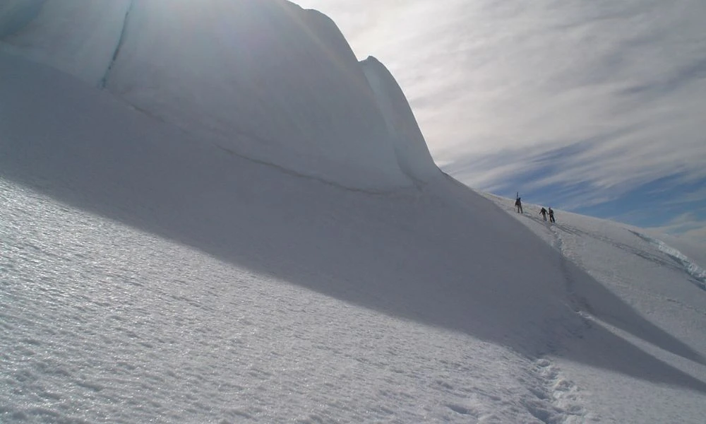 Caminata sobre la nieve del lugar.