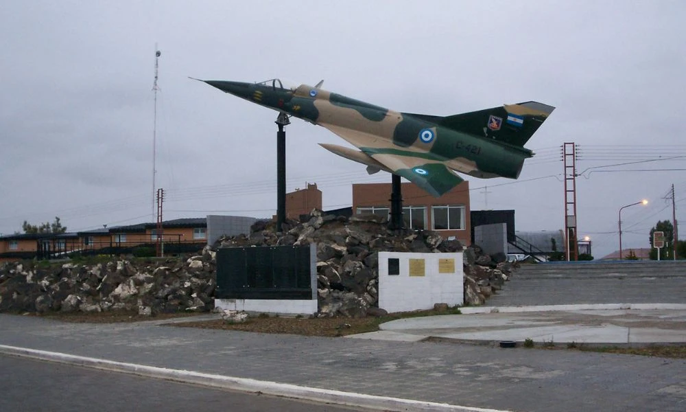 Un avión en la ciudad.