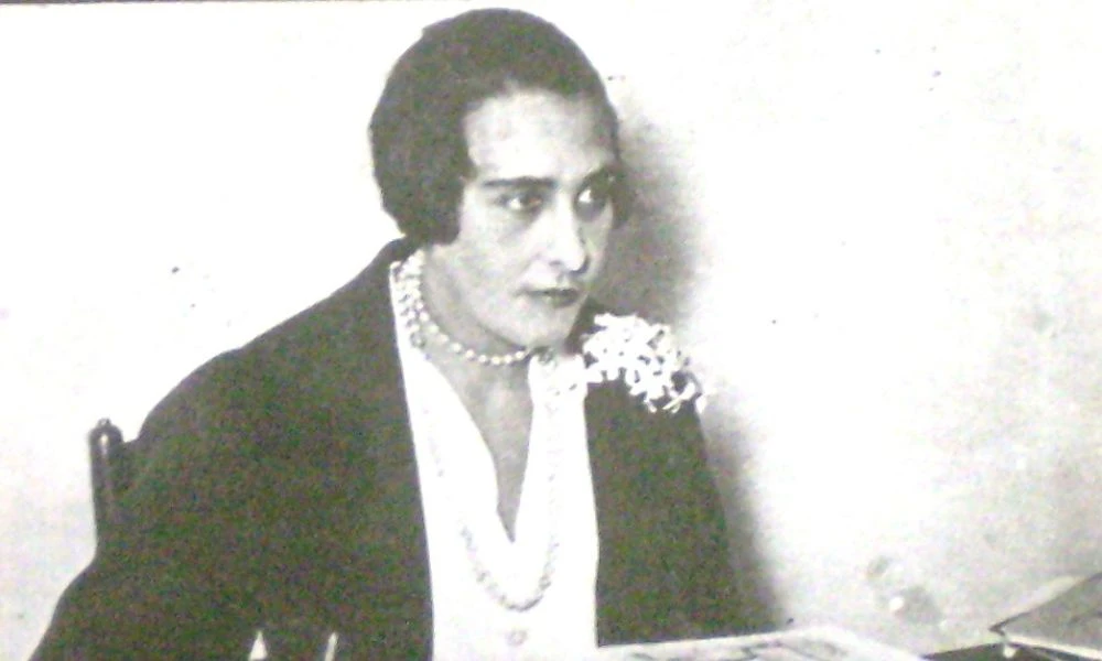 Victoria Ocampo en su trabajo.