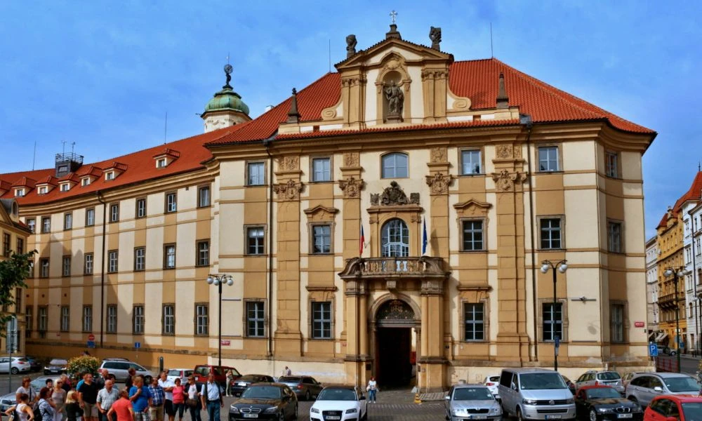 Un edificio de esta casa de estudios.