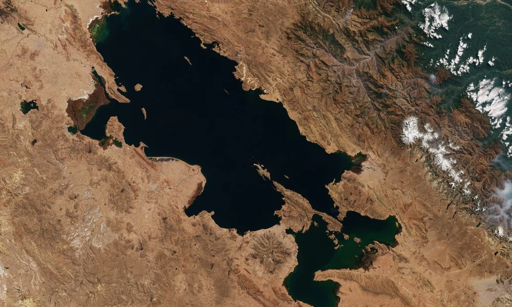 Vista satelital del lago Titicaca.