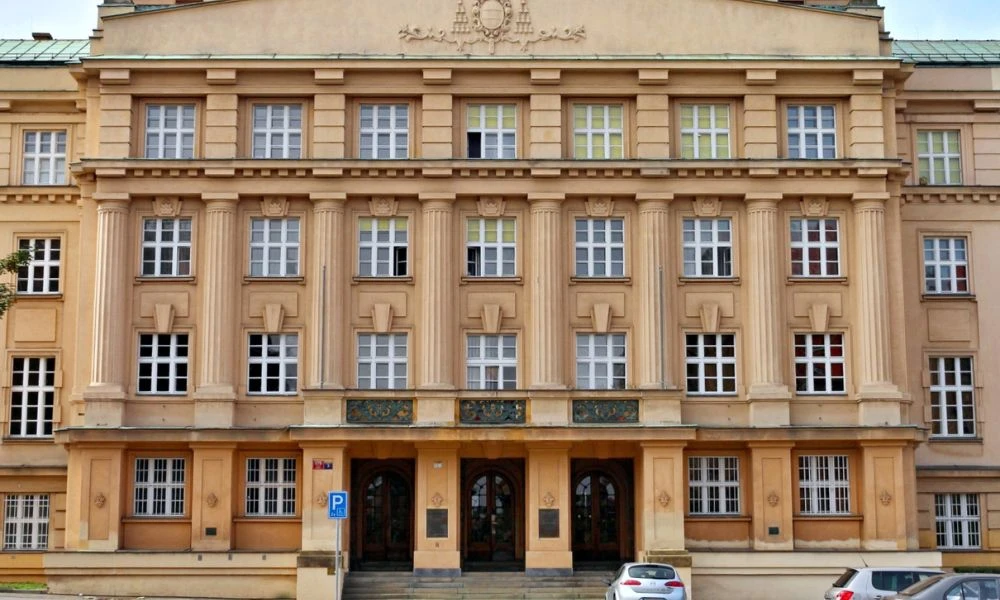 Frente de la Universidad Carolina.