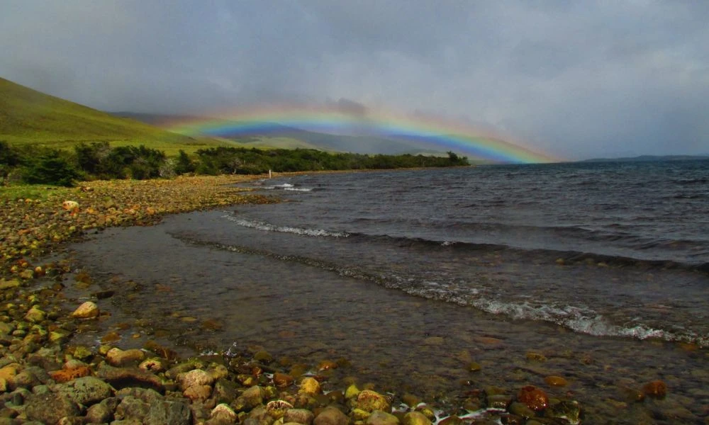 Arcoíris sobre el agua.