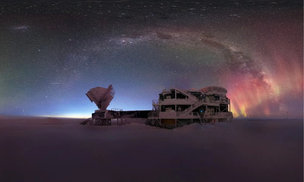 La construcción durante una noche estrellada.