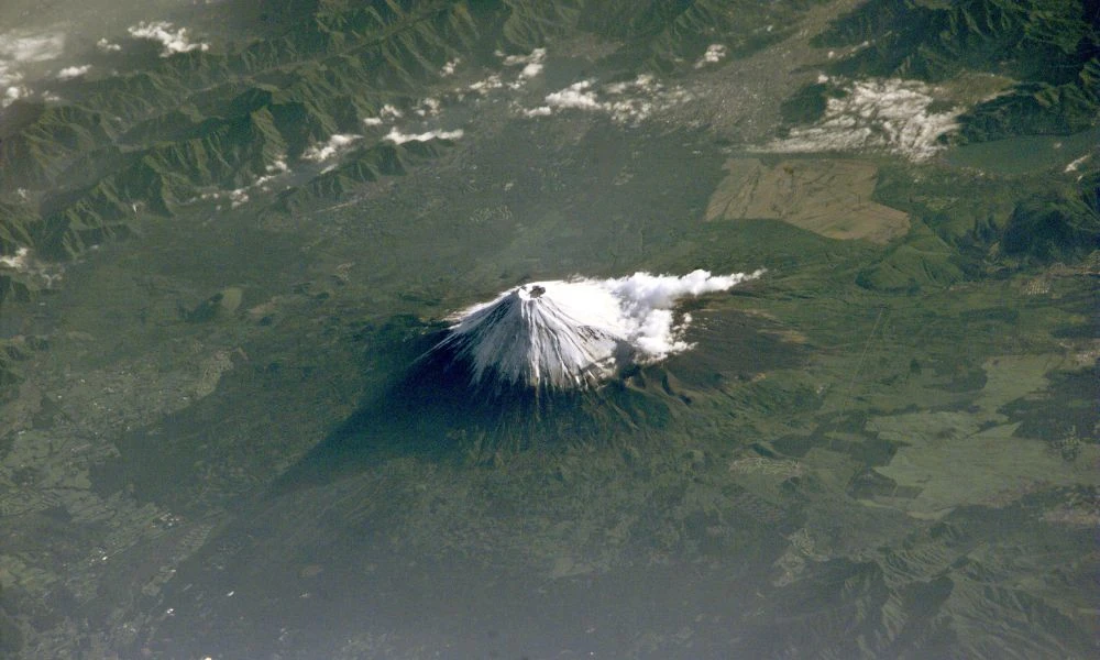 Vistas aéreas a la montaña.