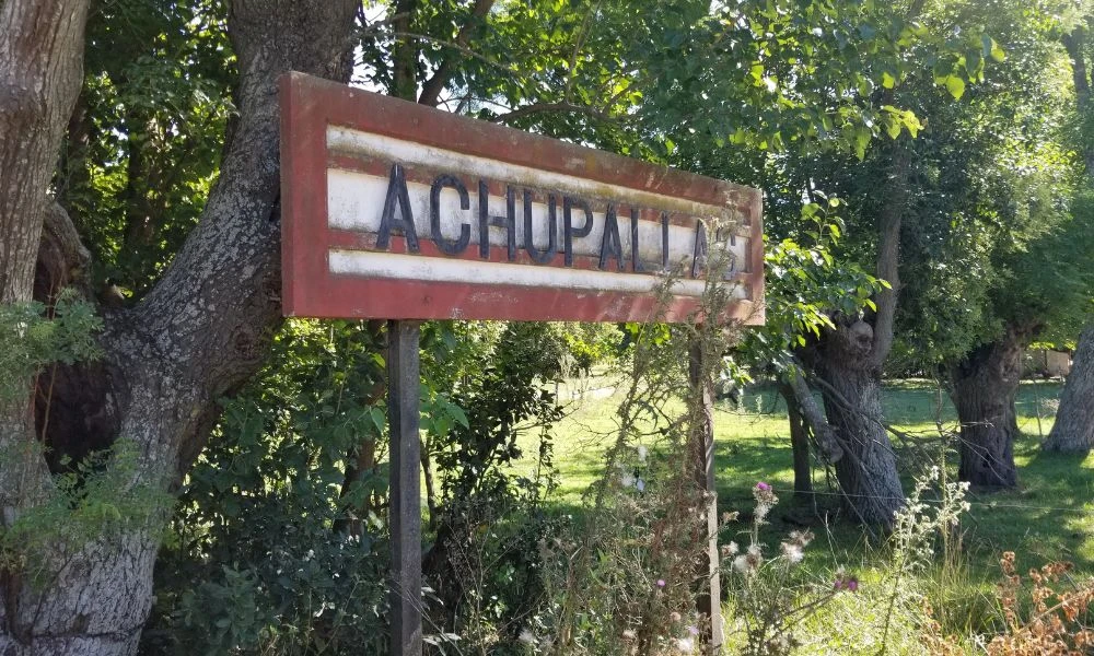 Achupallas y su cartel.