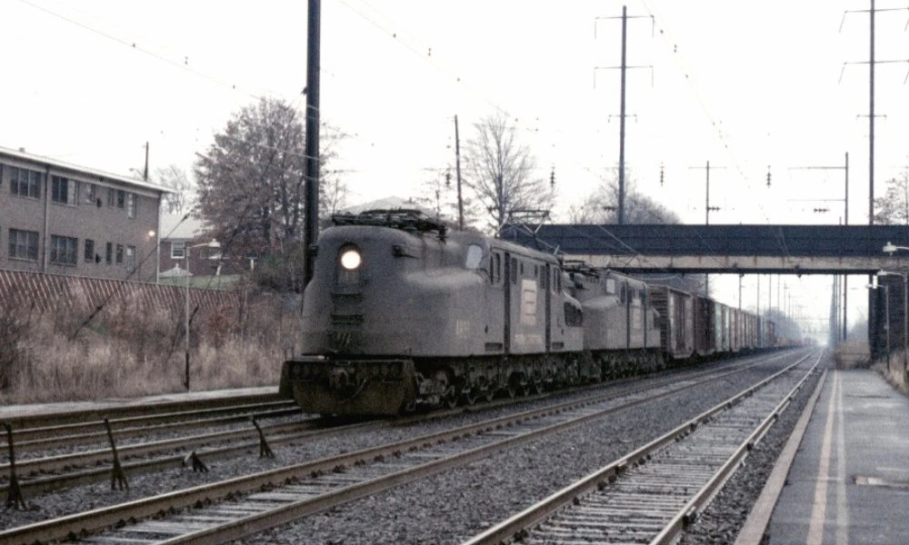 La locomotora PRR GG1 en pleno viaje.