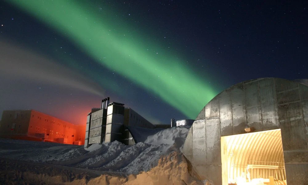 Las instalaciones, de noche.