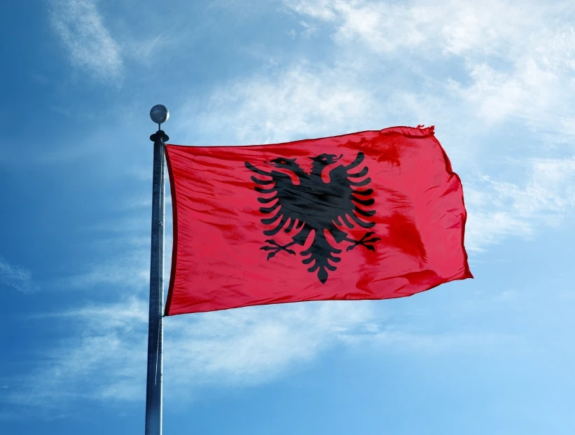 Albania: por qué su bandera muestra un águila de dos cabezas