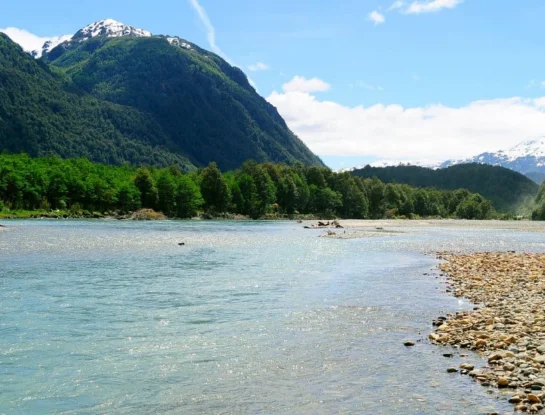 Manso, el llamativo río de la Patagonia que enamora con sus colores
