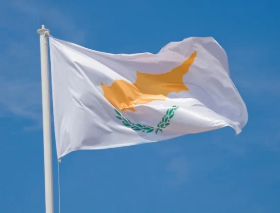 Chipre: la única bandera del mundo que muestra el mapa del propio país