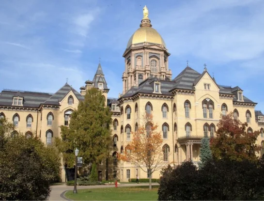 Main Building: el edificio de la Universidad de Notre Dame que sorprende con su cúpula dorada