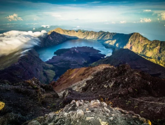 Monte Rinjani, el peligroso volcán activo de Indonesia que impacta con su caldera de 8,5 km