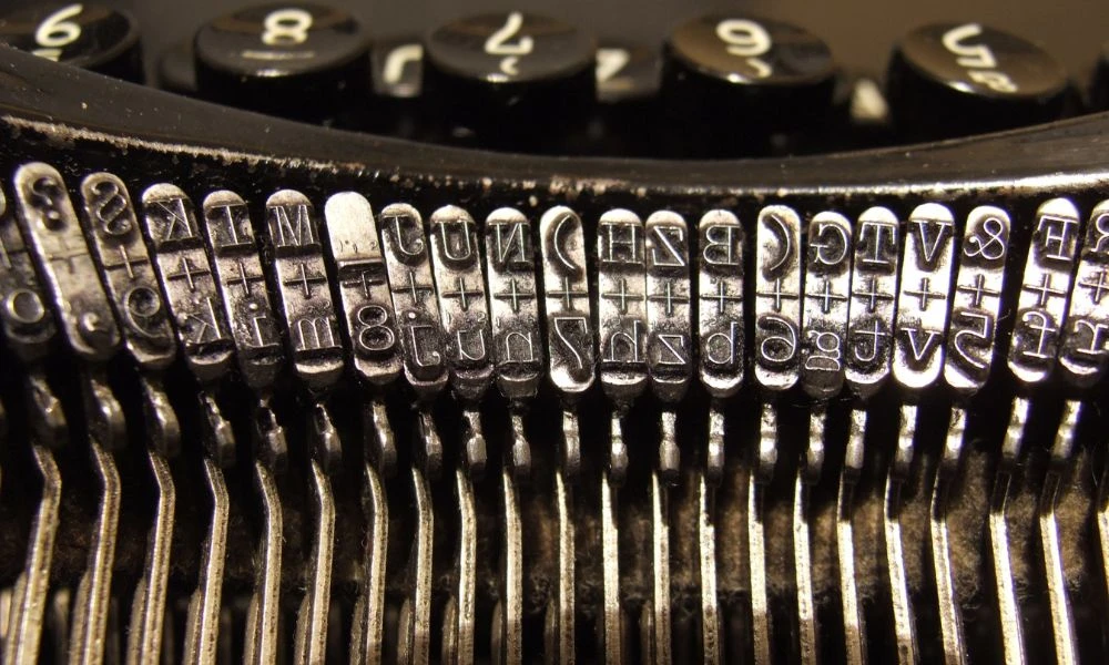 Aspecto en detalle de una máquina de escribir.