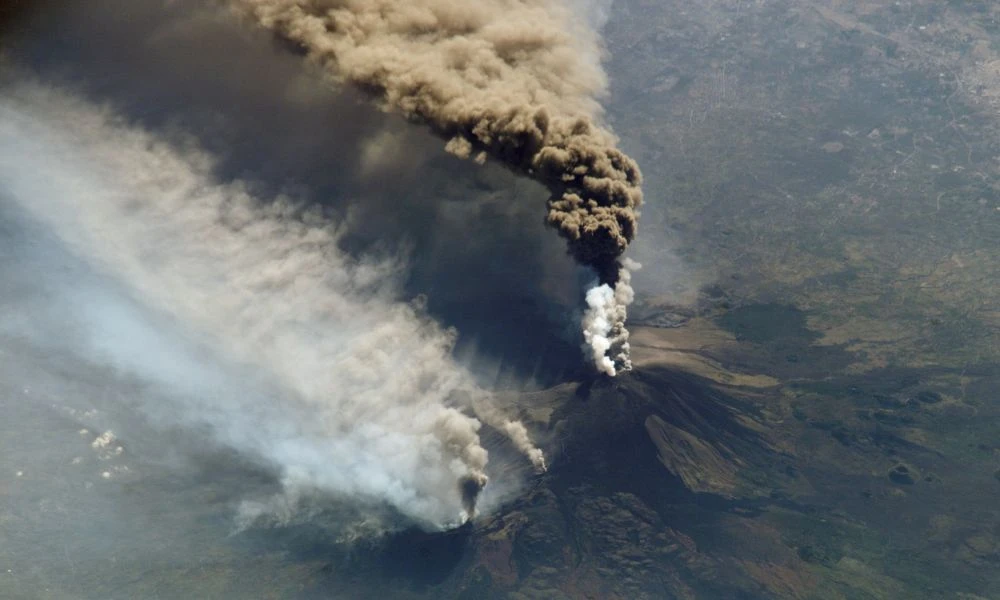 Volcán Etna en erupción.