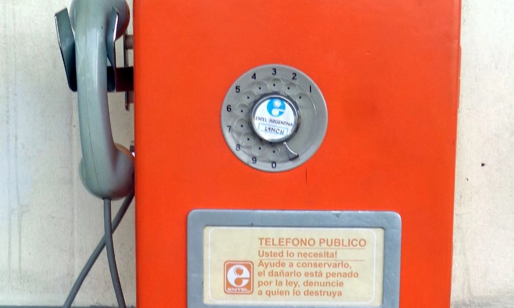 Teléfono público.