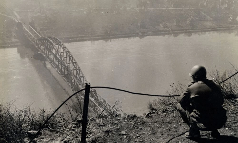 El puente Ludendorff aún en pie.