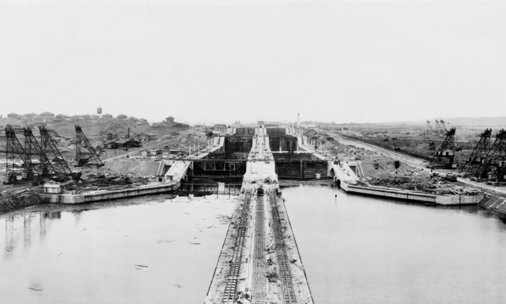 Foto antigua del Canal de Panamá.