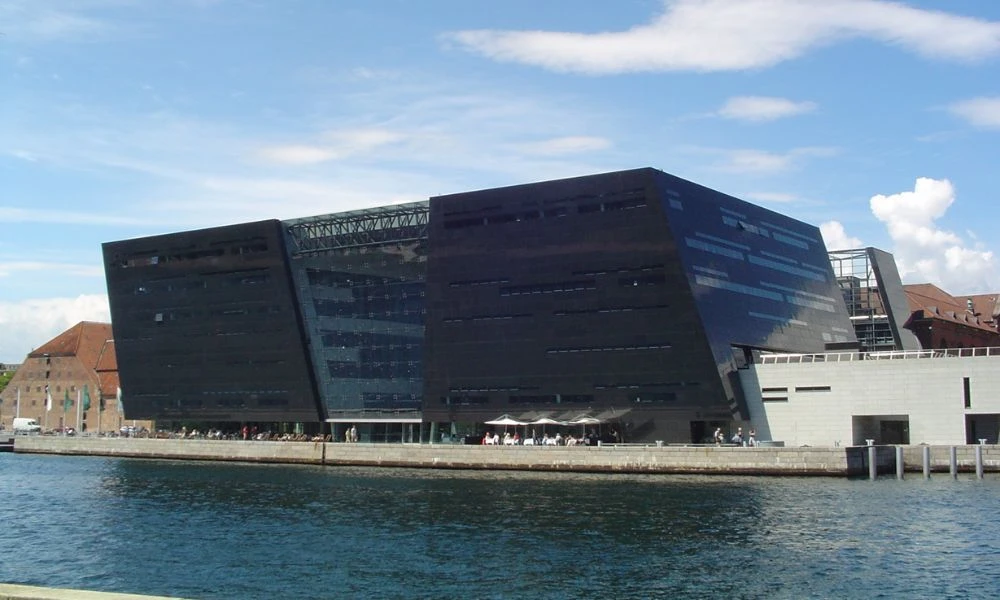 Edificio moderno de la Biblioteca Real de Dinamarca.