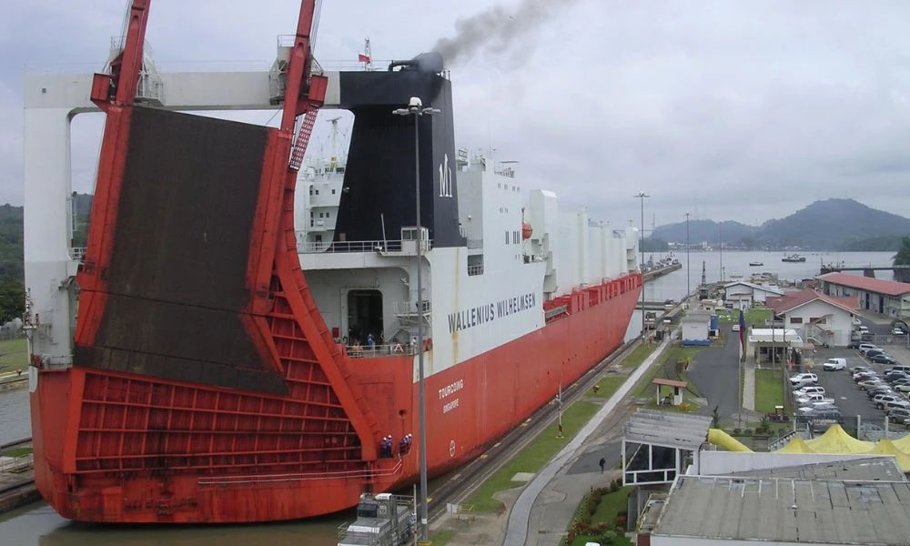 Barco en el cruce.