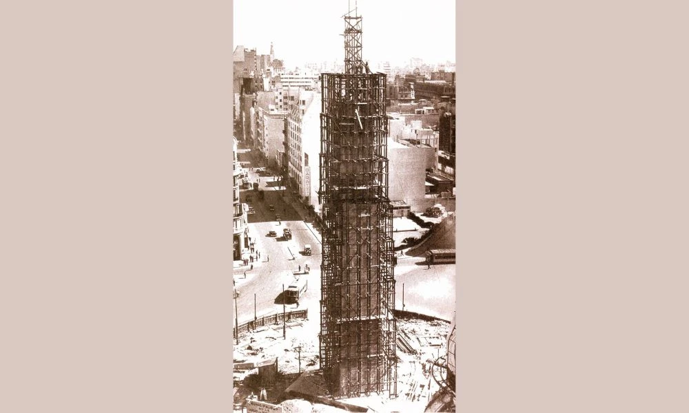 Obelisco en construcción.