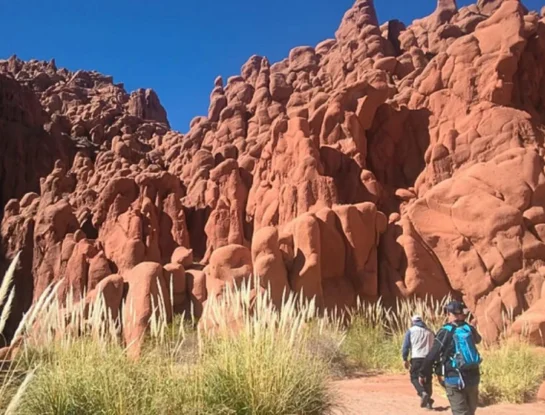 Cuevas de Acsibi: el laberinto rojo de Salta que parece de otro planeta