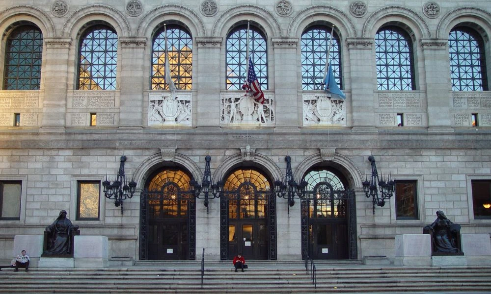 Entrada de la Biblioteca Pública de Boston.
