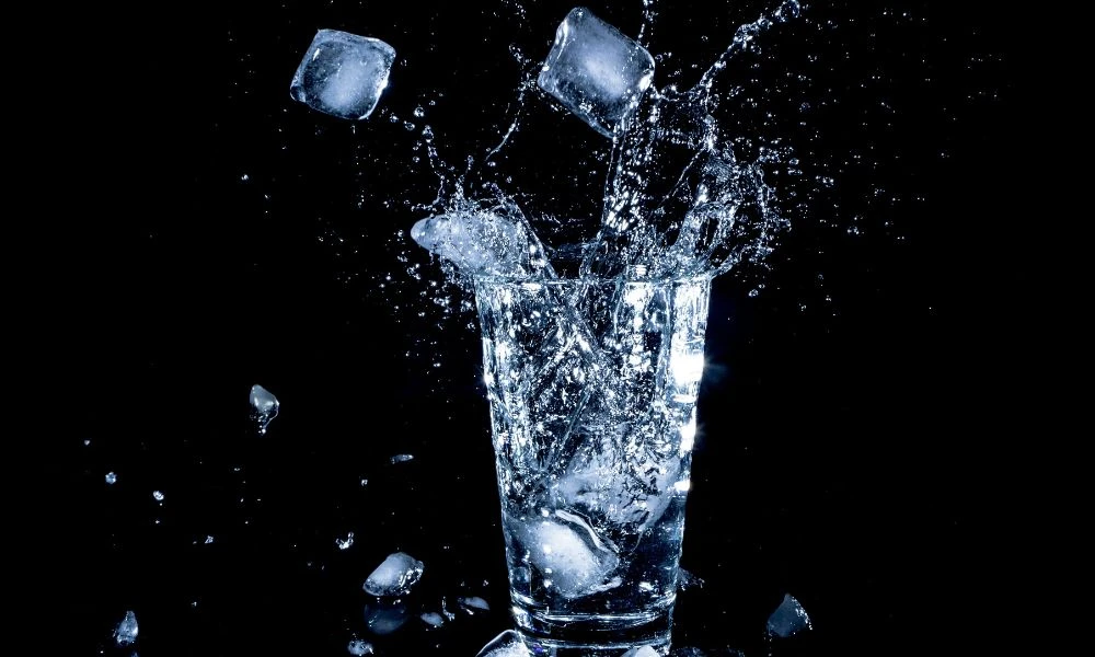 Hielo en un vaso de agua.
