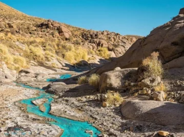 Aguada de Cobre: el impresionante río turquesa que une dos provincias del Norte Argentino