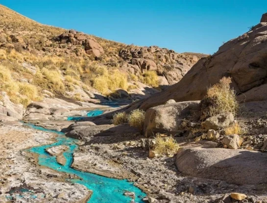 Aguada de Cobre: el impresionante río turquesa que une dos provincias del Norte Argentino