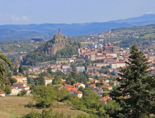 Le Puy-en-Velay: historia y curiosidades del pequeño pueblo de Francia que sorprende al mundo con su arquitectura