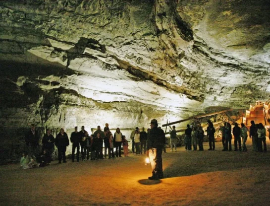 ¿Cómo se forman las cuevas y cavernas?