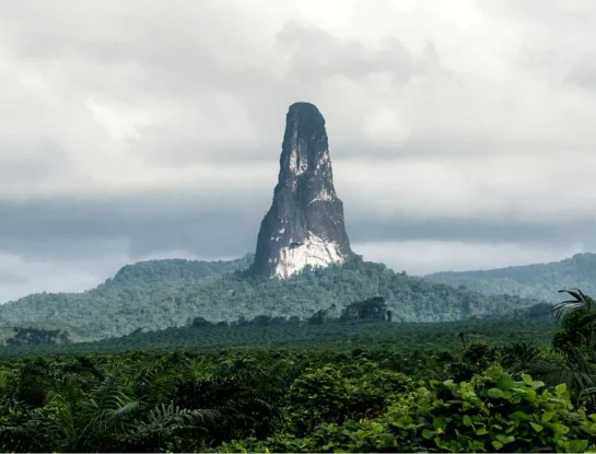 Pico Cão Grande: la curiosa montaña de Santo Tomé y Príncipe que sorprende con sus paredes verticales