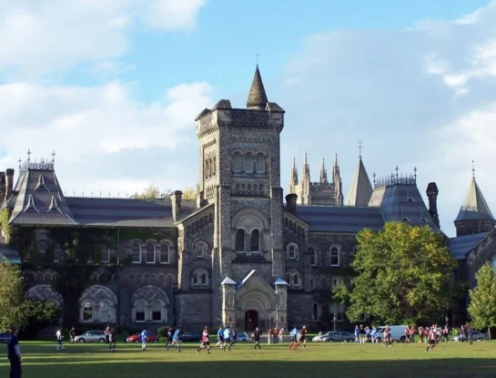 Universidad de Toronto: historia, curiosidades y un diseño gótico que sorprende al mundo