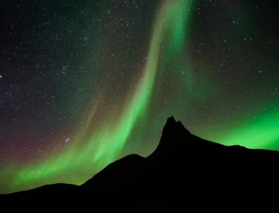 Cómo se forman las auroras y por qué a veces pueden verse más lejos de los polos