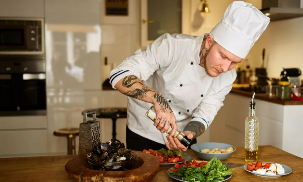 Cocinero con uno de sus gorros.