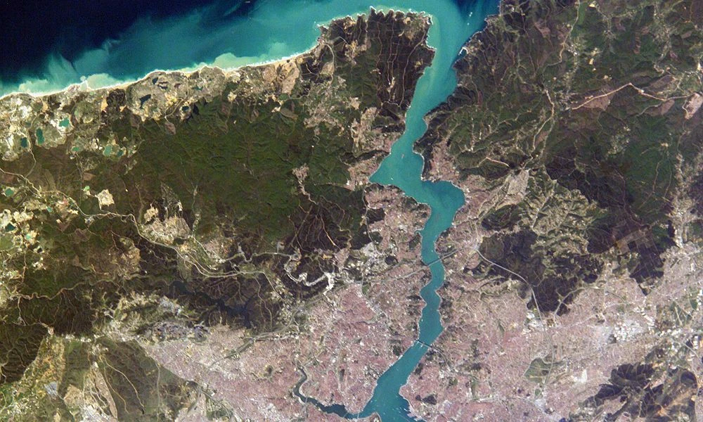 Estrecho y sus diferencias con el mar.
