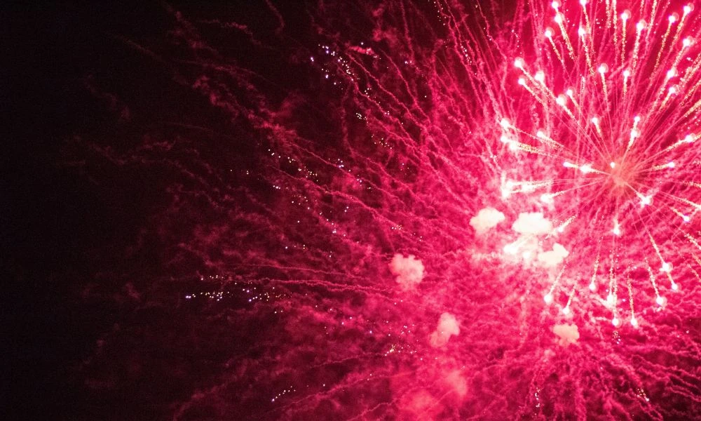 Fuegos artificiales en el cielo.