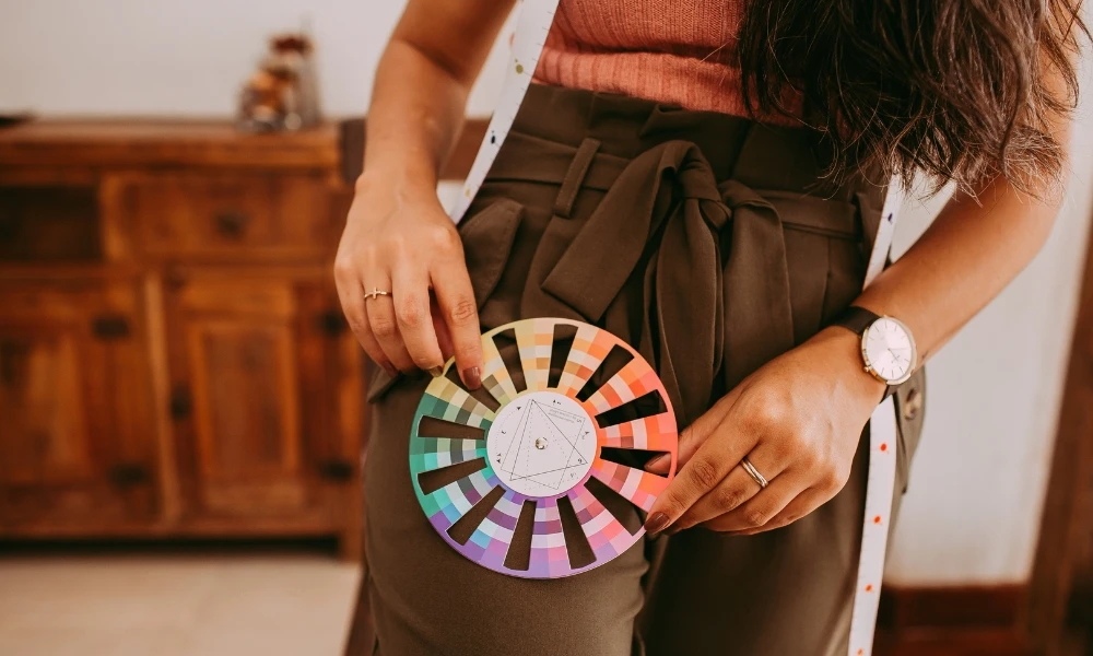 ¿Qué son los colores terciarios y cómo se forman?