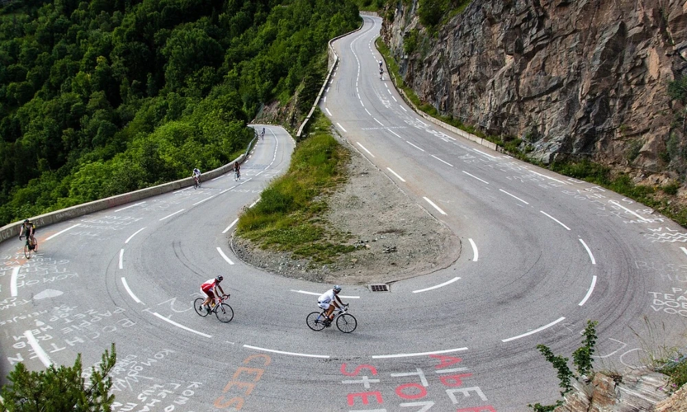 Alpe d’Huez: ¿por qué la ruta más famosa del Tour de France tiene 21 curvas?