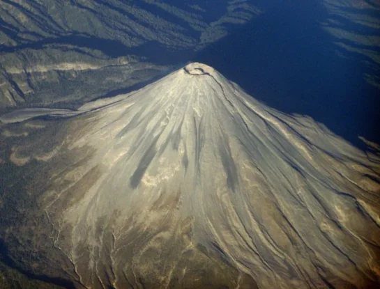 ¿Por qué algunos volcanes tienen forma de cono?