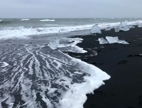 ¿Por qué algunas playas tienen arena negra?