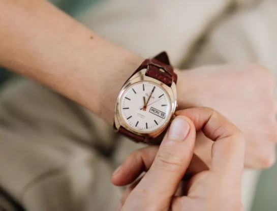 ¿Por qué las agujas del reloj giran hacia la derecha?