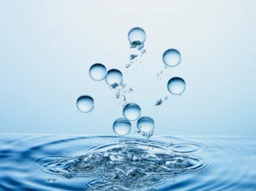 ¿Por qué el agua es buena conductora de electricidad?