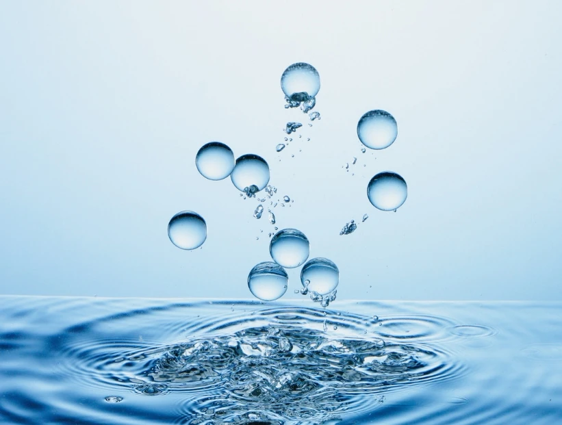 ¿Por qué el agua es buena conductora de electricidad?