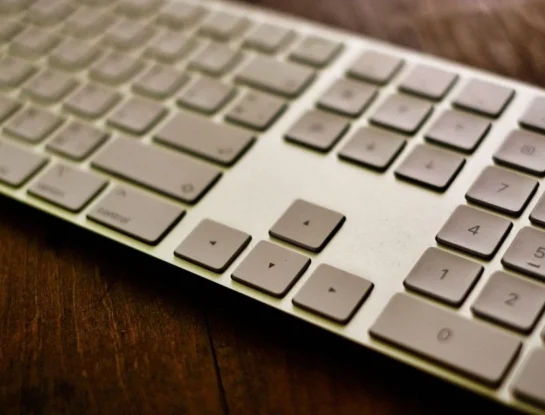 ¿Por qué las teclas del teclado no están en orden alfabético?