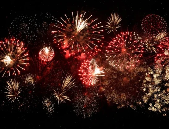 Fuegos artificiales: cómo funcionan y por qué tienen tantos colores
