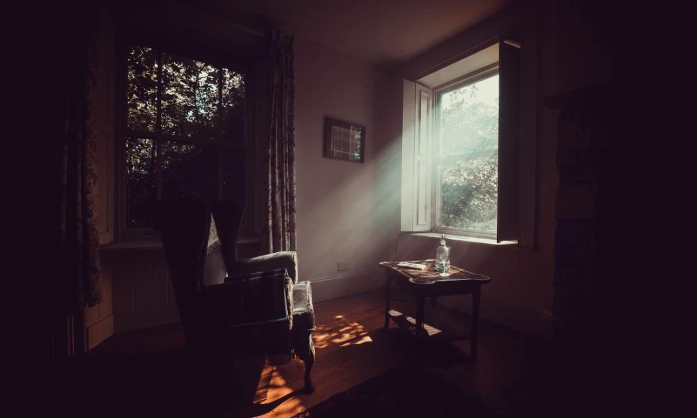 Luz entra por ventana.