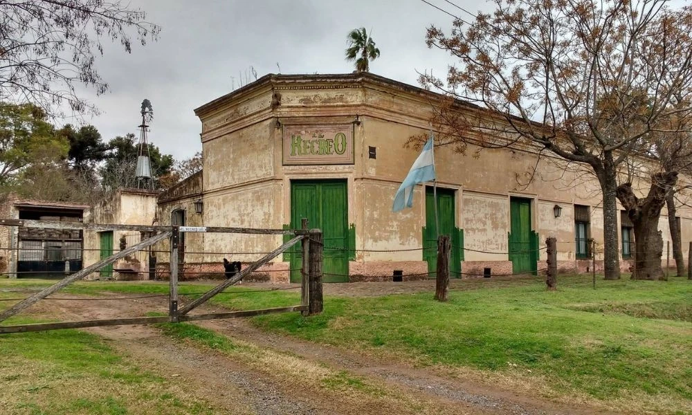 Vistas a un almacén de ramos generales.